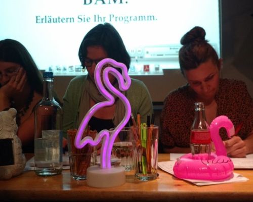Esther-Kaufmann-Lesung-Poetry-Slam-Impro-Gluckliche-Gegenstande-Writers-Room-Auster-Bar-Flamingo